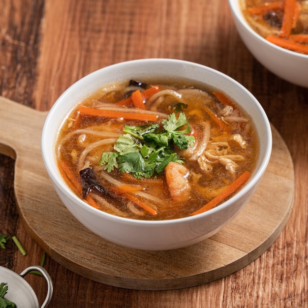 Zamknij się pyszne tradycyjne gęste zupy z klopsikami z krewetek i warzywami na Tajwanie.