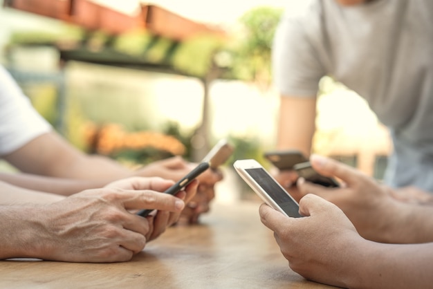 Zamknij Się Ręcznie Za Pomocą Inteligentnego Telefonu Komórkowego łączącego Internet Wifi Online Na Całym świecie Ludzi, Koncepcja Połączenia Online Komunikacji