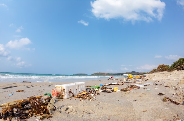 Zamknij się śmieci śmieci brudne na tle zanieczyszczenia środowiska plaży.