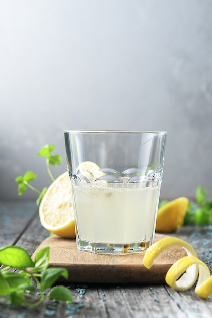 Zamknij się sok z cytryny w szklance