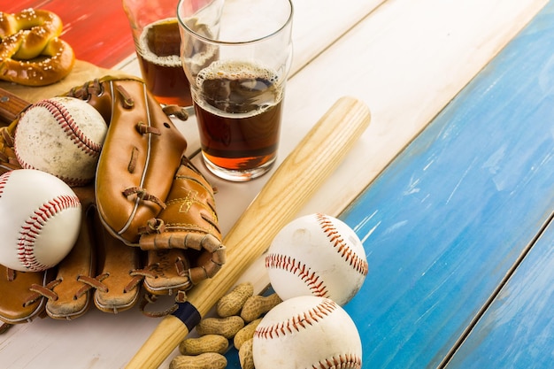 Zdjęcie zamknij się stary zużyty sprzęt baseball na drewnianym tle.