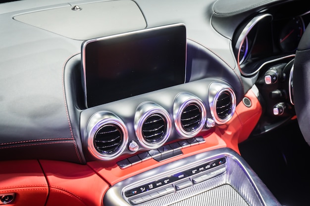 Zamknij się szczegółowo nowoczesny luksus wnętrza samochodu - kierownica, dźwignia zmiany biegów