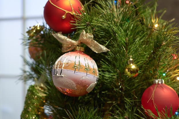 Zamknij się tło zdobione choinki. Nowy rok lub choinka ozdobiona czerwonymi i złotymi bombkami z bliska. Inspiracja do dekoracji świątecznych.