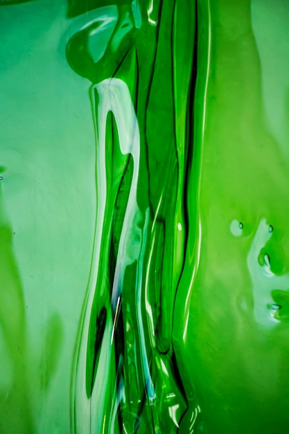 Zdjęcie zamknij się widok deformacji na zielonym szkle tekstury.