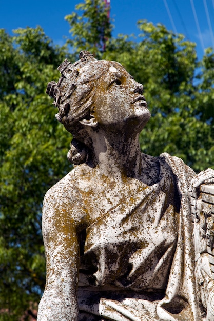 Zamknij się widok Statua Diana na miejskim parku.