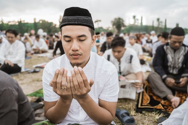 Zdjęcie zamknij się z mężczyzną modlącym się podczas eid al-fitr