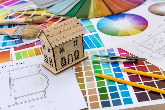 Zamknij się z modelu drewnianego domu z próbkami projektu i kolorów
