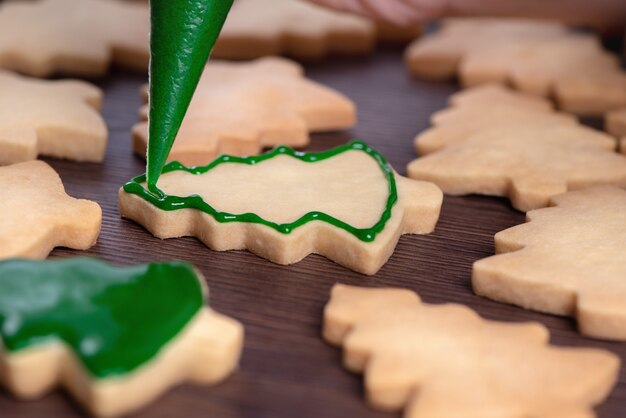 Zamknij się z rysunku pierniki choinki cookie cukru.