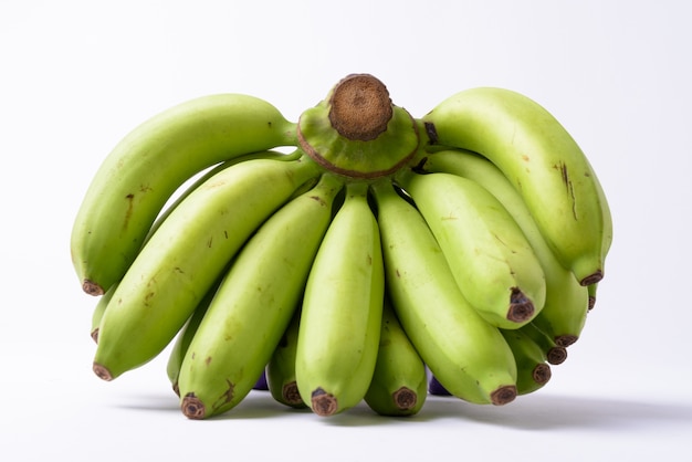 Zamknij się z zielonych bananów na białym tle