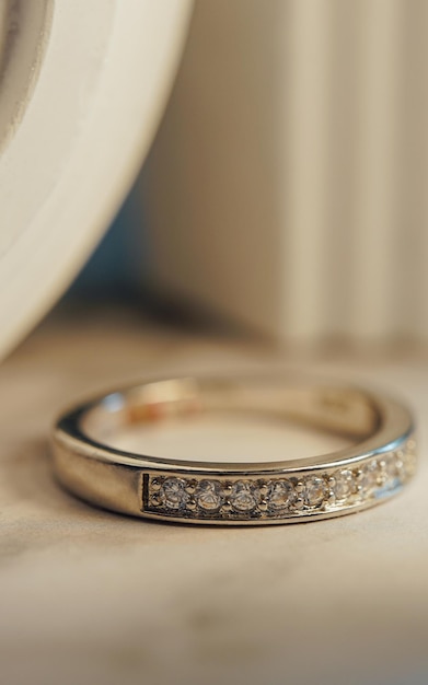 Zamknij się zaręczynowy pierścionek z brylantem. Koncepcja miłości i ślubu.