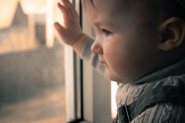 Zdjęcie zamknij się zdjęcie cutie małe dziecko kobieta patrząc przez okno