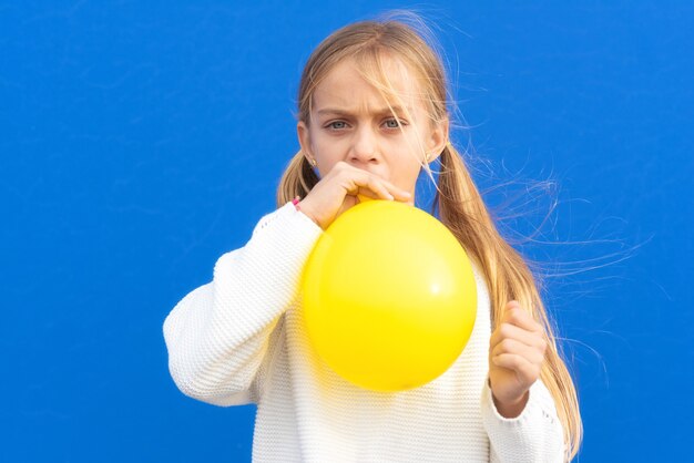 Zamknij się zdjęcie ładnej całkiem uroczej dziewczyny nadmuchać balon ma wolny czas pozytywną wesołą zabawną dziewczynę na białym tle