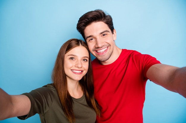 Zamknij się zdjęcie marzycielskich namiętnych dwojga żonatych studentów odpocząć odpocząć przytulić uścisk zrobić selfie w letnią podróż nosić zieloną czerwoną koszulkę odizolowaną na pastelowym tle