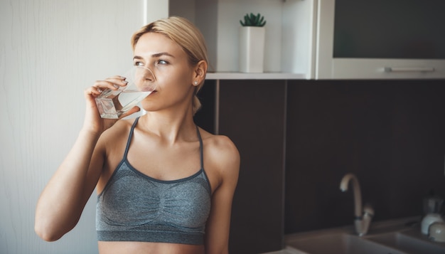 Zamknij Się Zdjęcie Wody Pitnej Kaukaski Kobieta Po ćwiczeniach Fitness W Domu