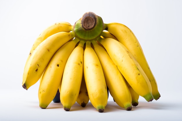 Zamknij się żółte banany na białym tle