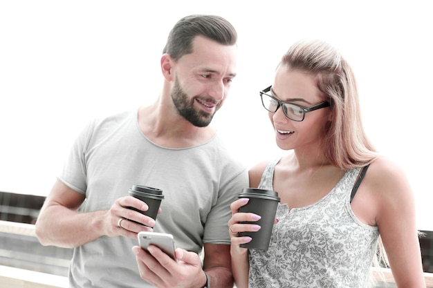 Zamknij sięmłoda para na spacerze po mieście i technologii