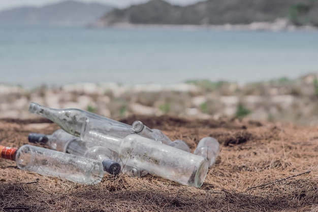 Zamknij składowisko stary brudny przezroczysty wyrzucony pusty szkło alkohol napoje butelki śmieci na ziemi las natura morze park Alkoholizm uzależnienie problem złe nawyki ekologia problemy zanieczyszczenie środowiska