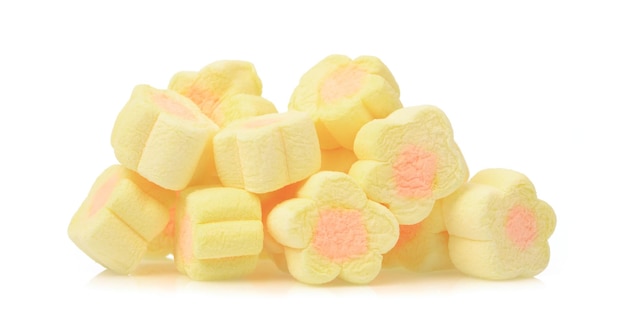 Zamknij Słodki Marshmallow w kształcie kwiatu na białym tle