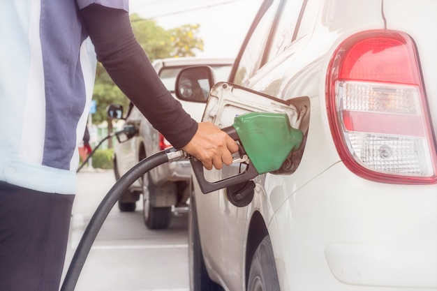 Zamknij systemu monitorowania paliwa tankowania ropy naftowej do pojazdu na stacji benzynowej