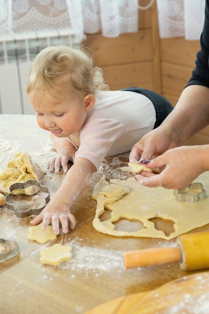 Zamknij Widok Cute Baby I Babcia Gotowania W Kuchni, Dzięki Czemu Domowe Ciasta