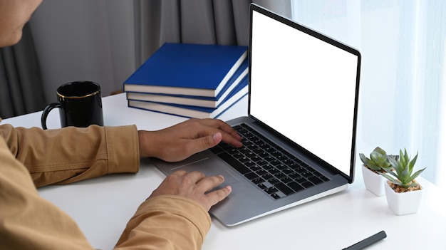 Zamknij widok człowieka pracy laptopa w komfortowym biurze domowym.