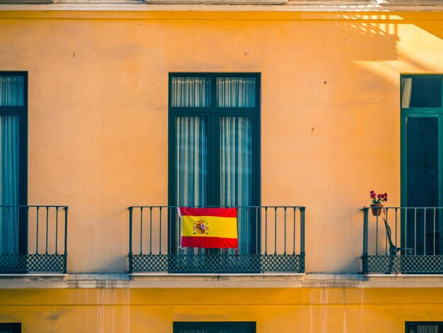 Zamknij widok fasady z oknami i hiszpańskimi flagami
