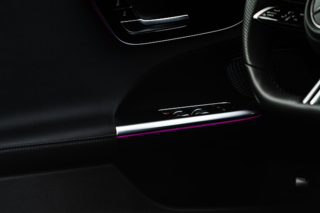 Zdjęcie zamknij widok przycisku kontrolowania okna we wnętrzu nowoczesnego samochodu szczegóły wnętrza pojazdu klamka drzwi z elementami sterującymi systemu windows