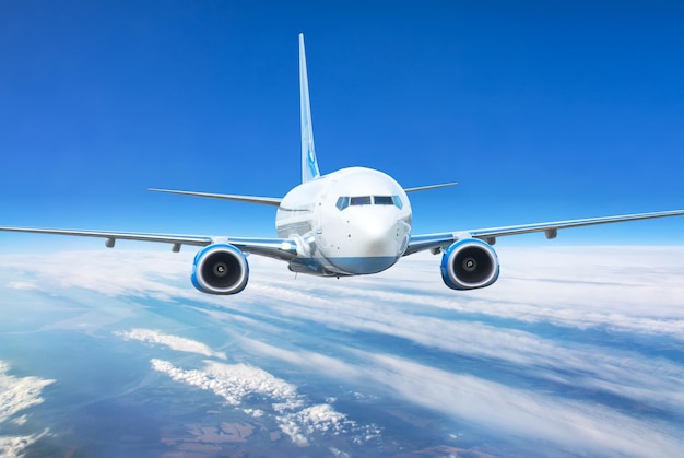 Zamknij widok samolotu w locie Pasażerski samolot odrzutowy w błękitne niebo Samolot latający wysoko przez chmury