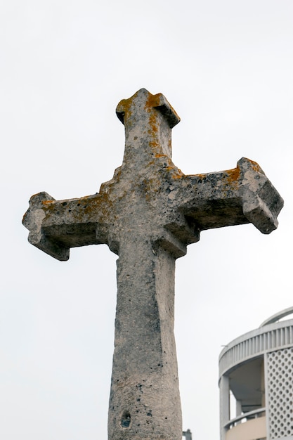 Zamknij widok starego kamiennego krzyża chrześcijańskiego, symbolu religijnego chrześcijaństwa.