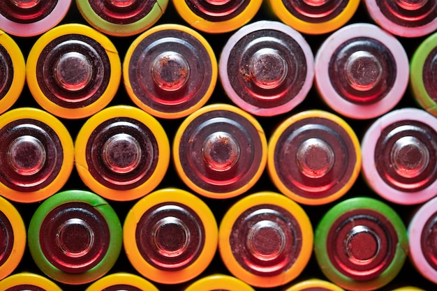 Zamknij widok z góry zużytej baterii elektronicznej koncepcji odpadów niebezpiecznych baterii tła