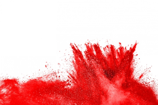 Zamrozić ruch czerwony proszek wybuchu, na białym tle.