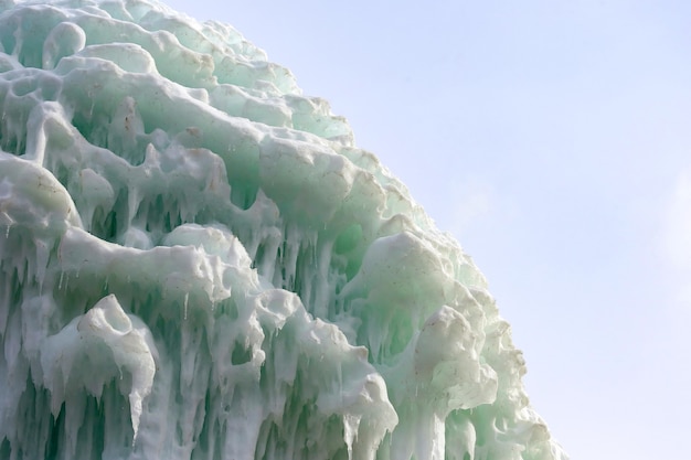 Zamrożone bloki stalaktytów z sopli lodu