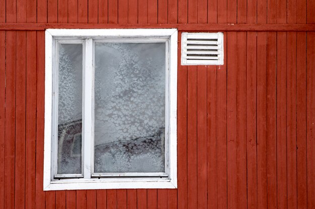 Zamrożone Okno W Starym, Pomalowanym Na Czerwono Opuszczonym Budynku W Pyramiden W Archipelagu Svalbard.