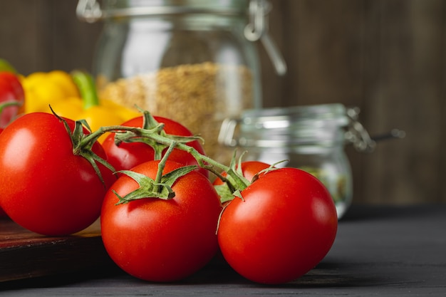 Zamyka up czereśniowi pomidory na kuchennym stole