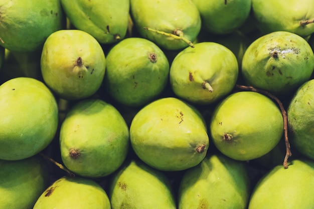 Zamyka up Duży Świeży zielony mango, tajlandzki uliczny jedzenie rynek