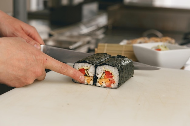 Zamyka Up Mężczyzna Japońska Restauracja Kucharz Gotuje Sushi W Kuchni