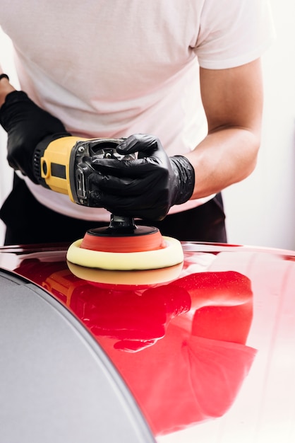 Zamyka up osoby cleaning samochodu powierzchowność