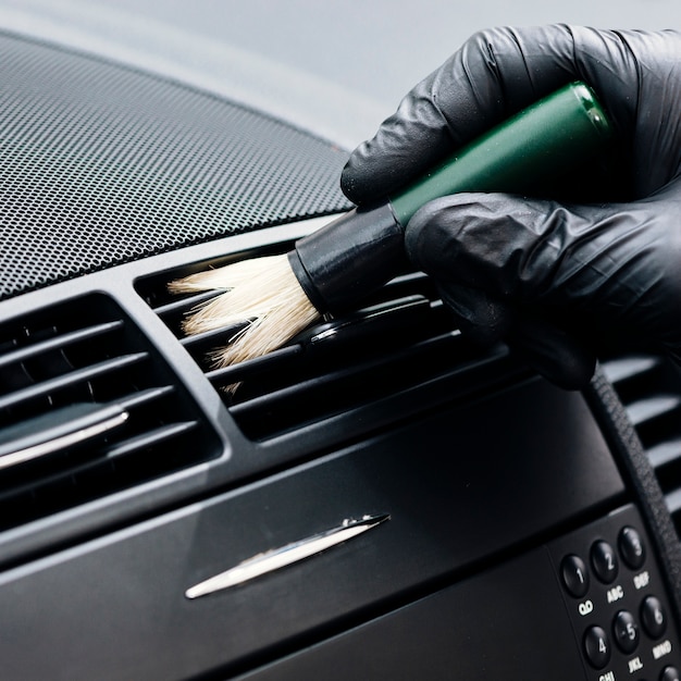 Zdjęcie zamyka up osoby cleaning samochodu wnętrze