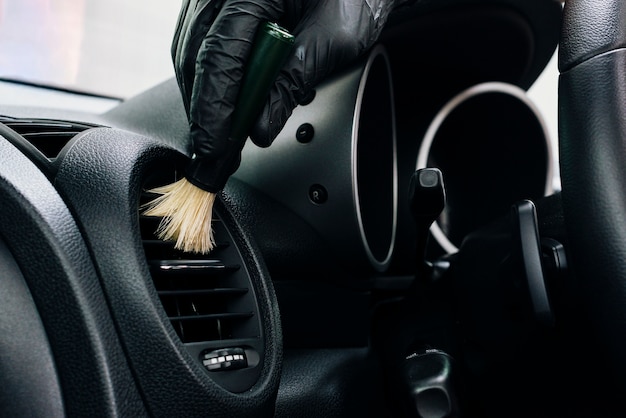 Zamyka up osoby cleaning samochodu wnętrze