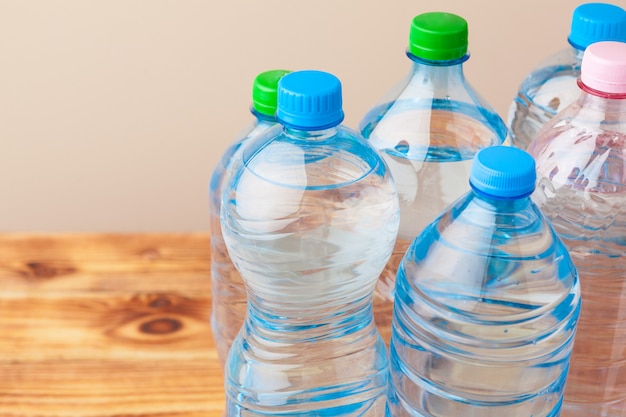 Zamyka up plastikowe butelki na lekkim tle