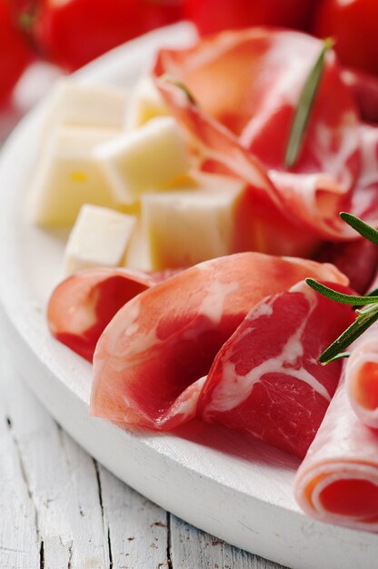 Zamyka up prosciutto i ser