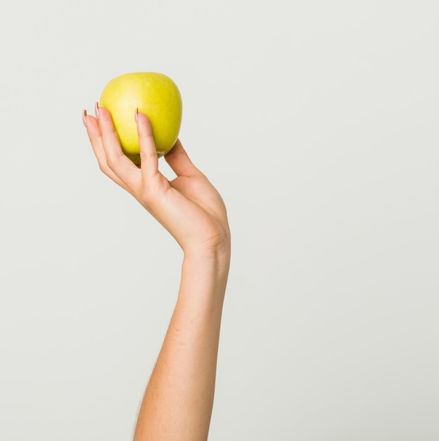 Zamyka up ręka młoda latynoska kobieta trzyma jabłka