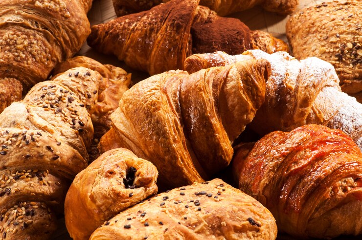 Zdjęcie zamyka up różnorodni croissant ciasta