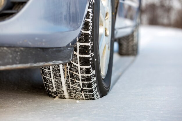 Zamyka Up Samochodowa Opona Parkująca Na śnieżnej Drodze Na Zima Dniu. Koncepcja Transportu I Bezpieczeństwa.