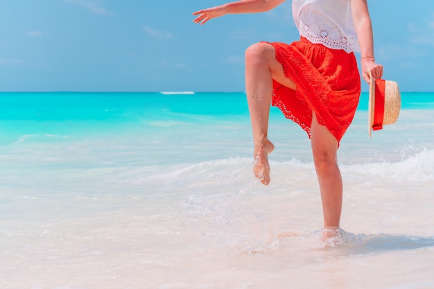 Zamyka Up żeńscy Cieki Na Białej Piasek Plaży