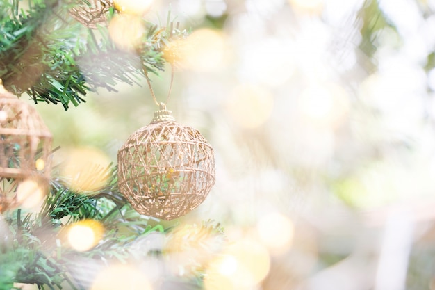 Zamyka up złocista piłka dla bożych narodzeń lub nowego roku dekoraci tła