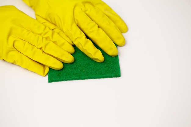 Zamyka W górę cleaning firmy pracownika ręki mienia gąbki