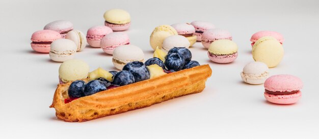 Zamyka w górę kolorowego Francuskiego lub Włoskiego macaron na drewno stole