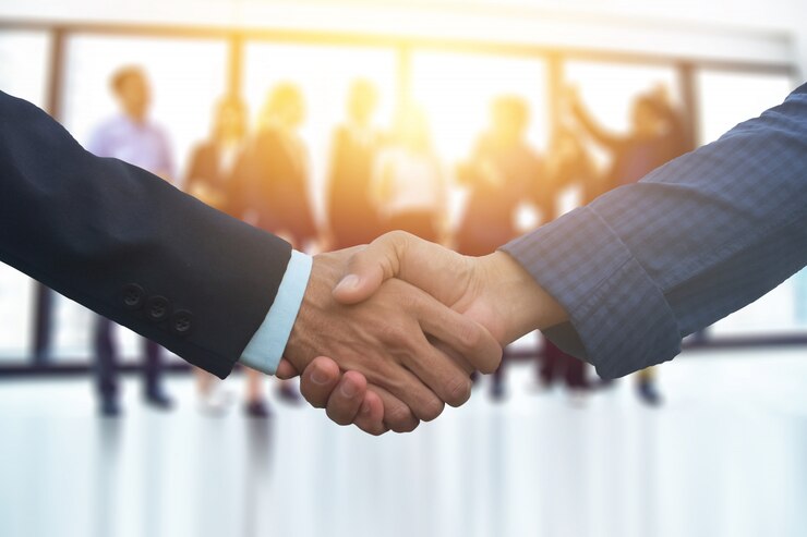 Zdjęcie zamyka w górę ludzi ręk trząść biznesowego partnerstwo sukcesu, trząść ręki pojęcie, biznesu drużyny spotkanie w biurowej pracy zespołowej hebluje marketingowego projekt