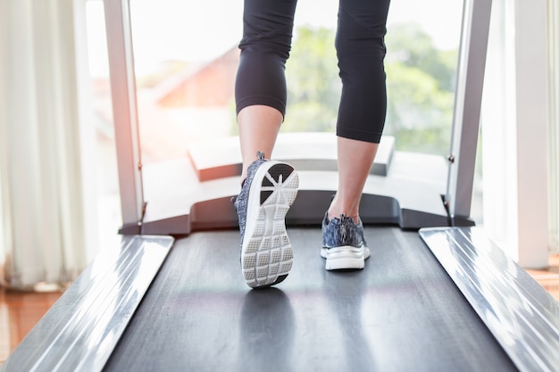 Zamyka w górę nogi w sportów butów azjatykcie kobiety ćwiczą aktywnego w gym